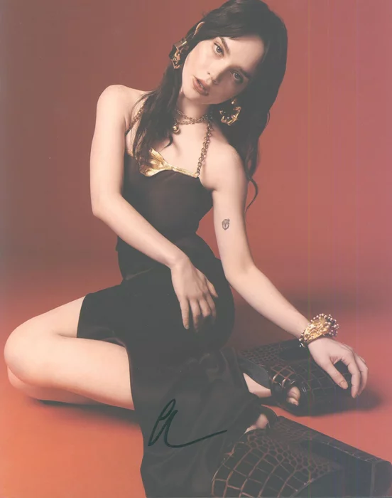Sophie Thatcher autograph