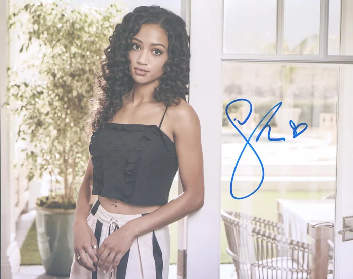 Samantha Logan autograph