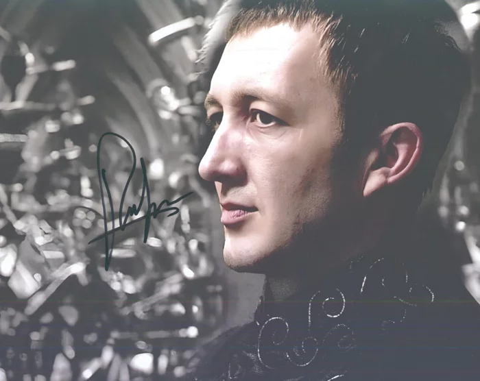 Ralph Ineson autograph