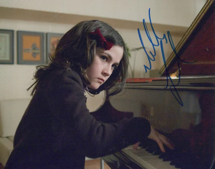 Isabelle Fuhrman autograph