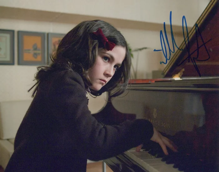 Isabelle Fuhrman autograph