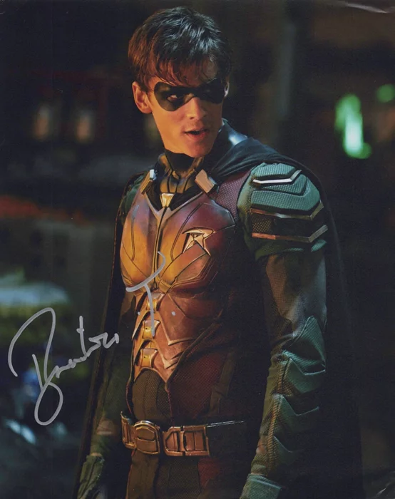 Brenton Thwaites autograph