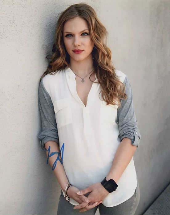 Tracy Spiridakos autograph