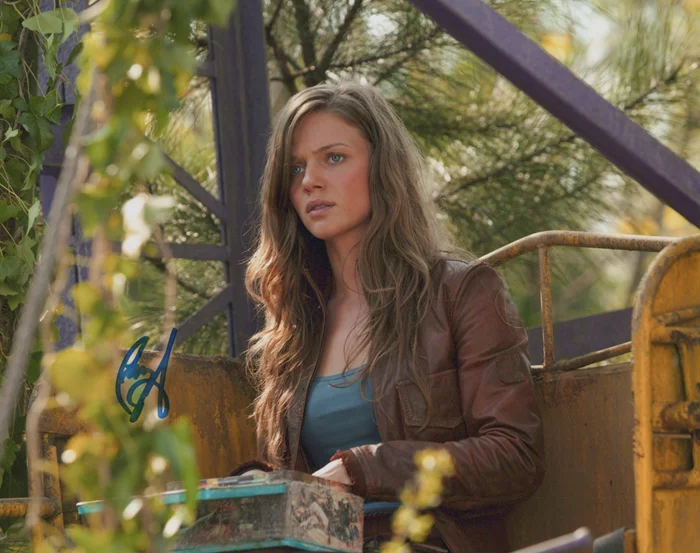 Tracy Spiridakos autograph