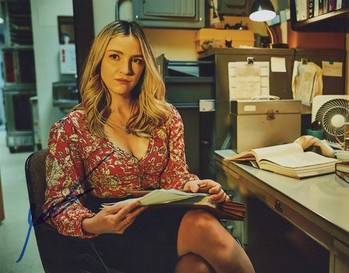 Abby Elliott autograph