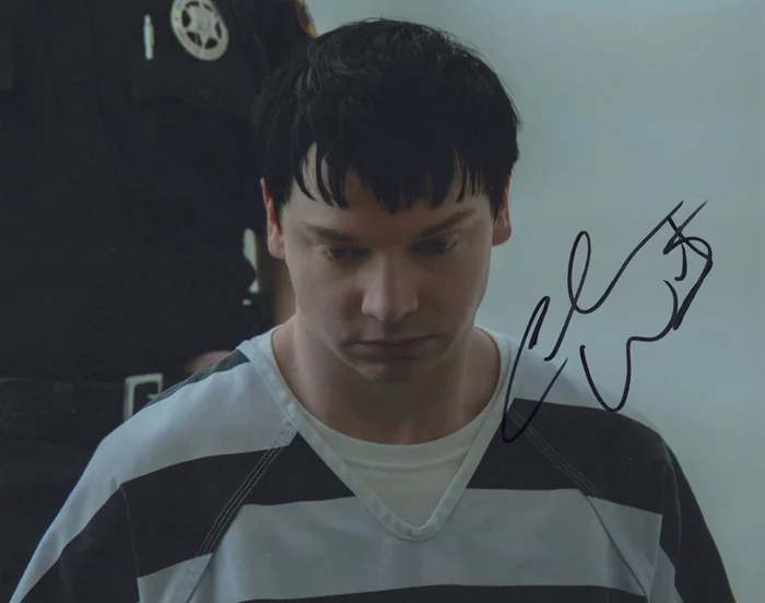 Calum Worthy autograph