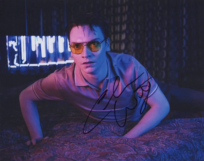 Calum Worthy autograph