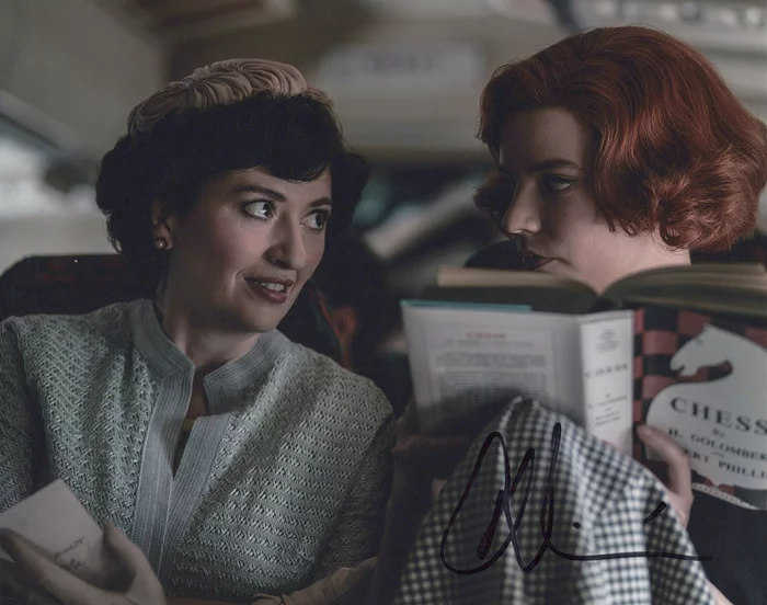 Chloe Pirrie autograph