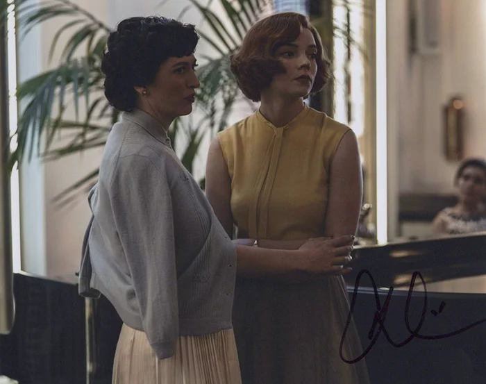 Chloe Pirrie autograph