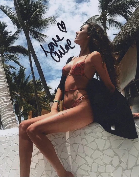 Chloe Veitch autograph