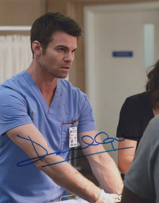 Daniel Gillies autograph