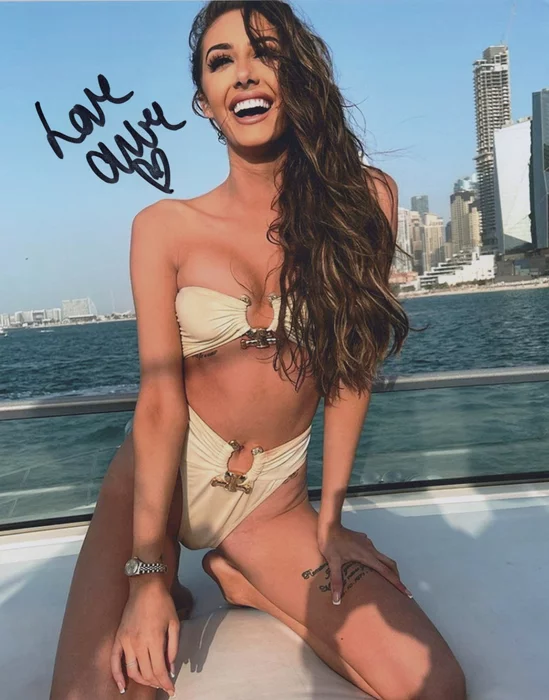 Chloe Veitch autograph