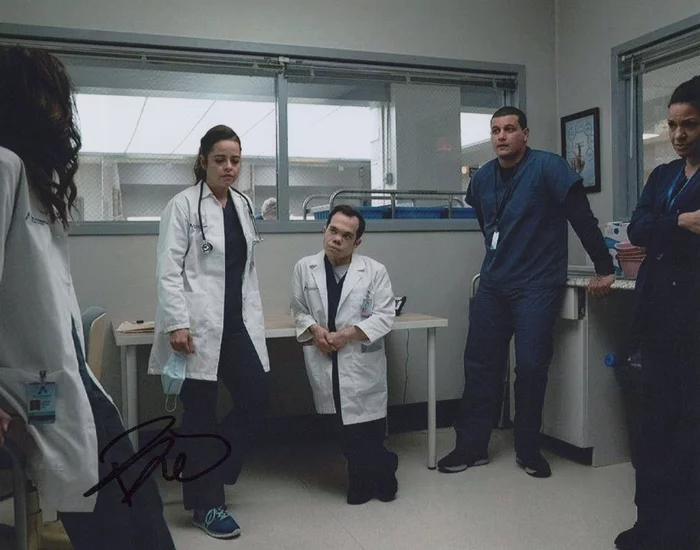 Emma Ramos autograph