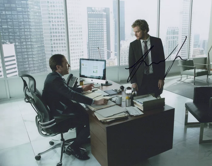 Finn Jones autograph