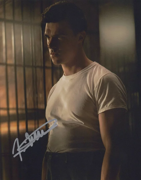 Finn Wittrock autograph