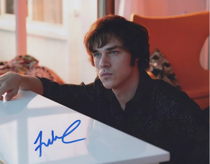 Finn Wittrock autograph