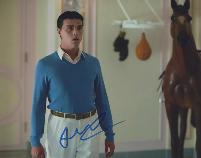 Finn Wittrock autograph