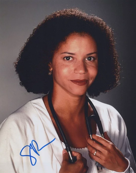 Gloria Reuben autograph