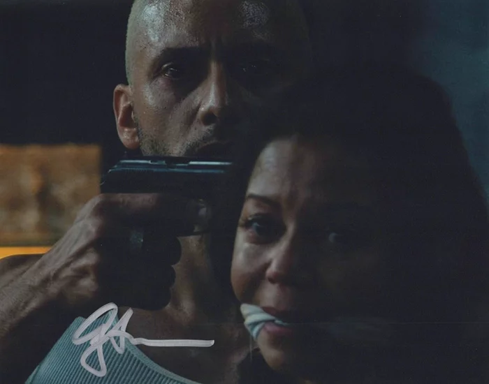 Gloria Reuben autograph