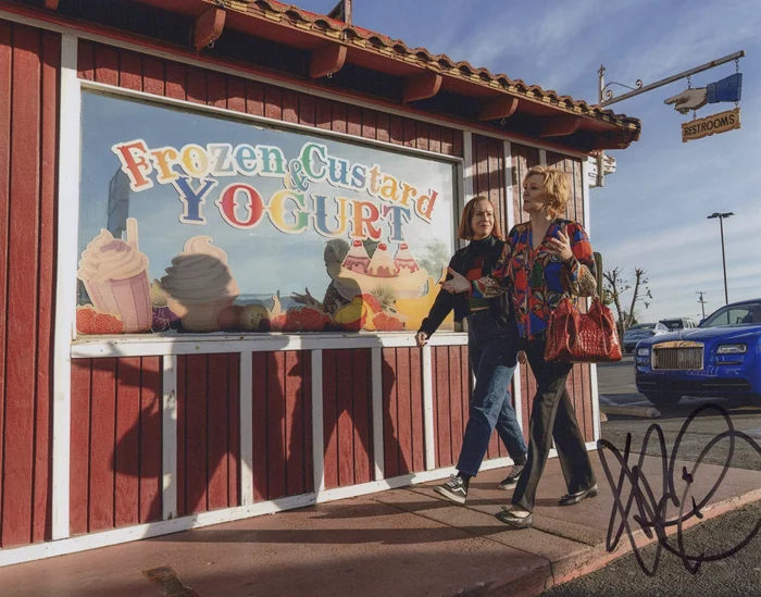 Hannah Einbinder autograph