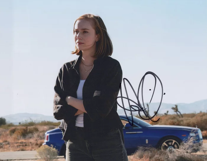 Hannah Einbinder autograph