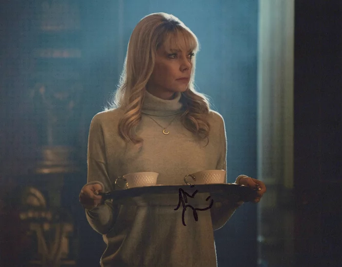 Riki Lindhome autograph