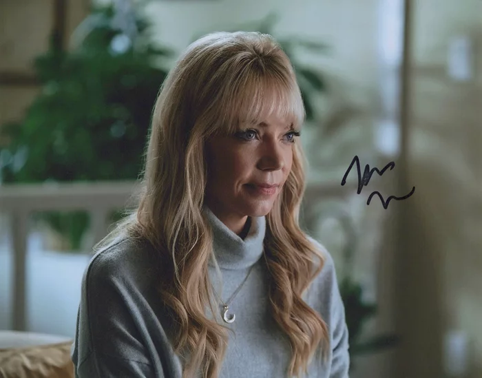 Riki Lindhome autograph