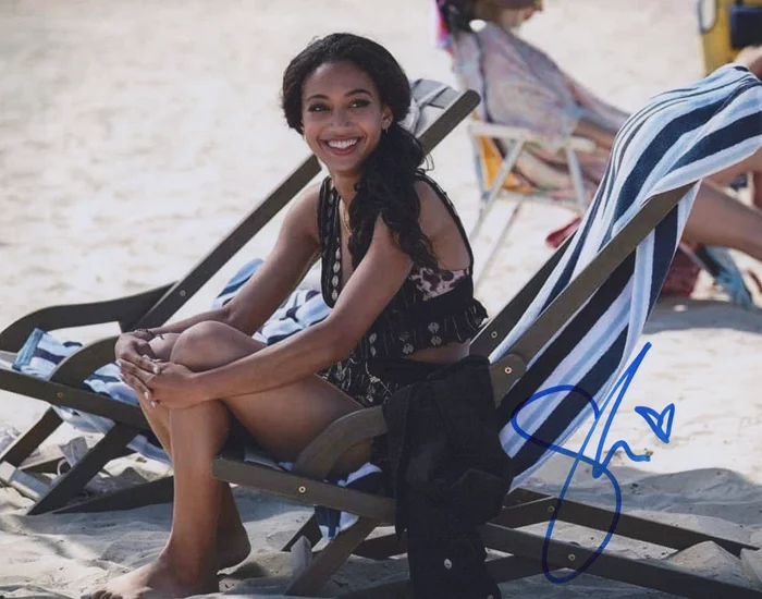 Samantha Logan autograph