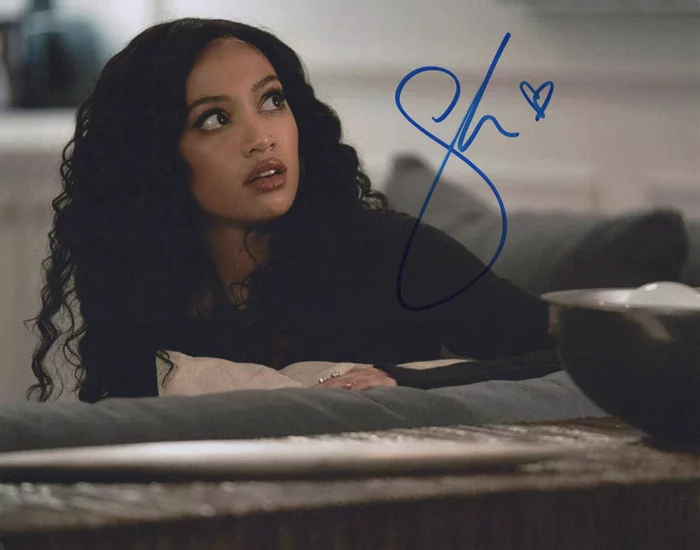 Samantha Logan autograph