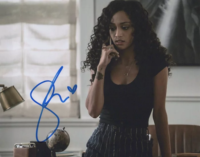 Samantha Logan autograph