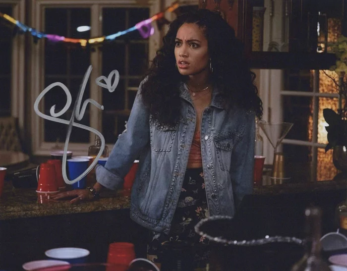 Samantha Logan autograph