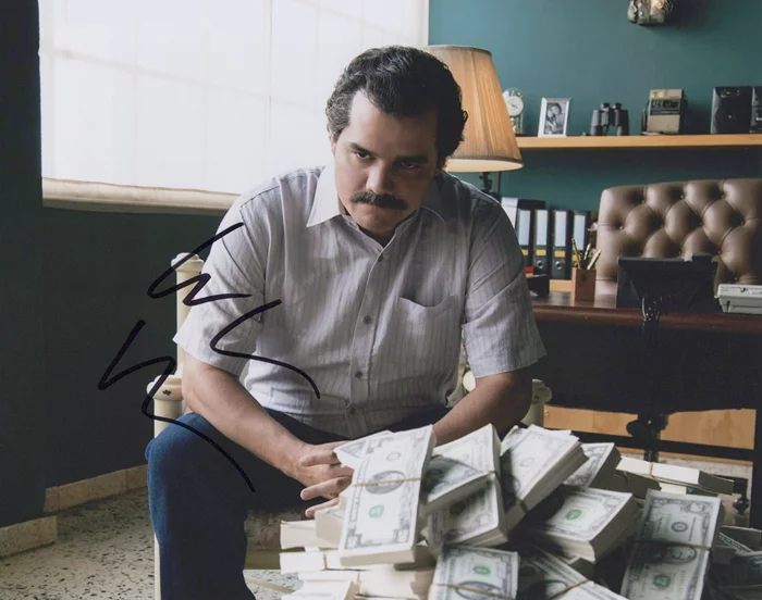 Wagner Moura autograph