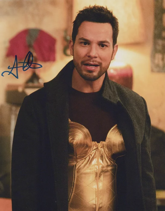 Skylar Astin autograph