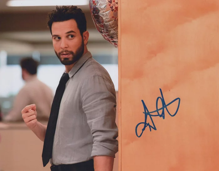 Skylar Astin autograph