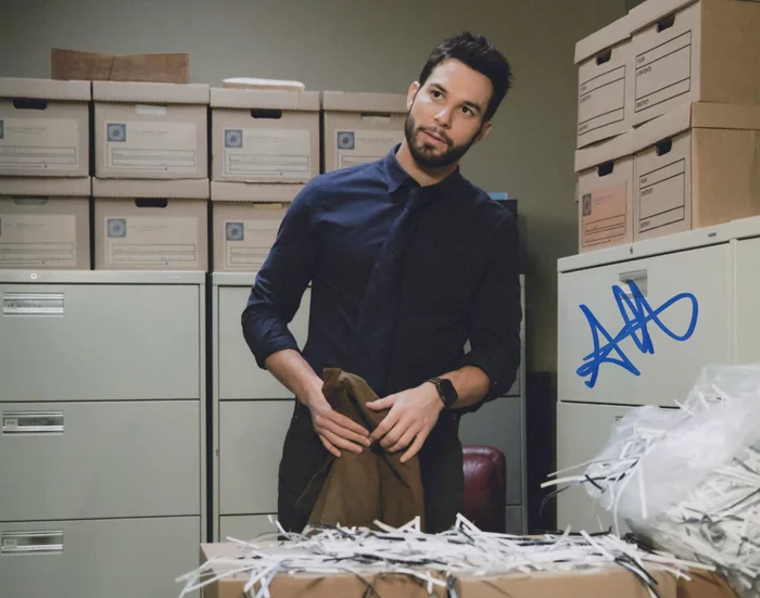 Skylar Astin autograph