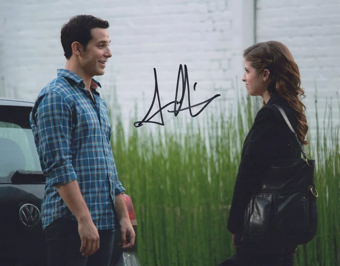 Skylar Astin autograph