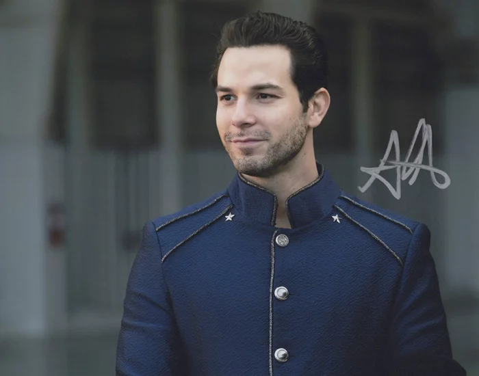 Skylar Astin autograph
