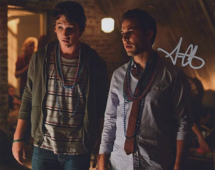 Skylar Astin autograph