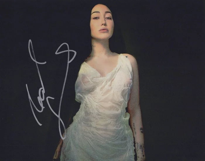 Noah Cyrus autograph