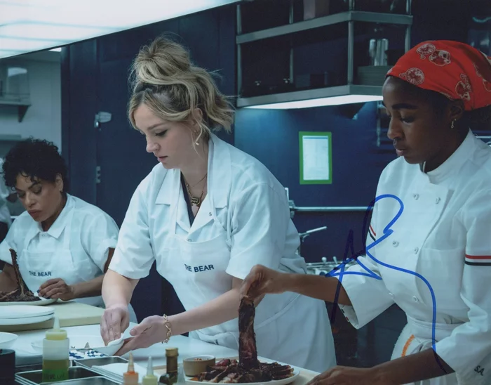 Abby Elliott autograph