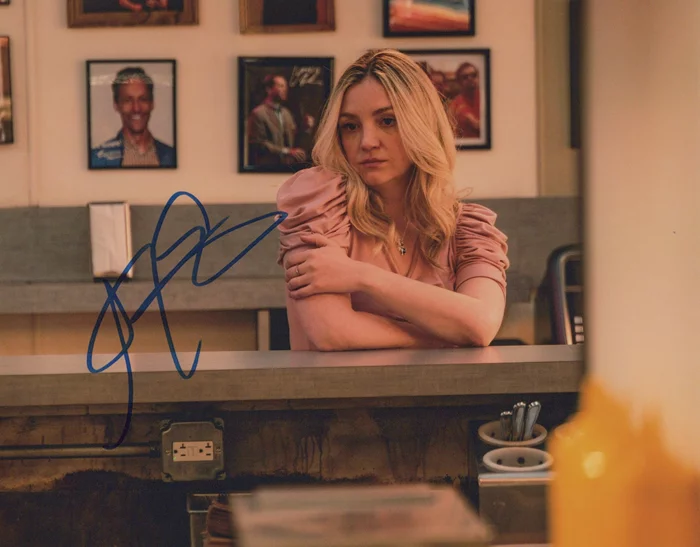 Abby Elliott autograph
