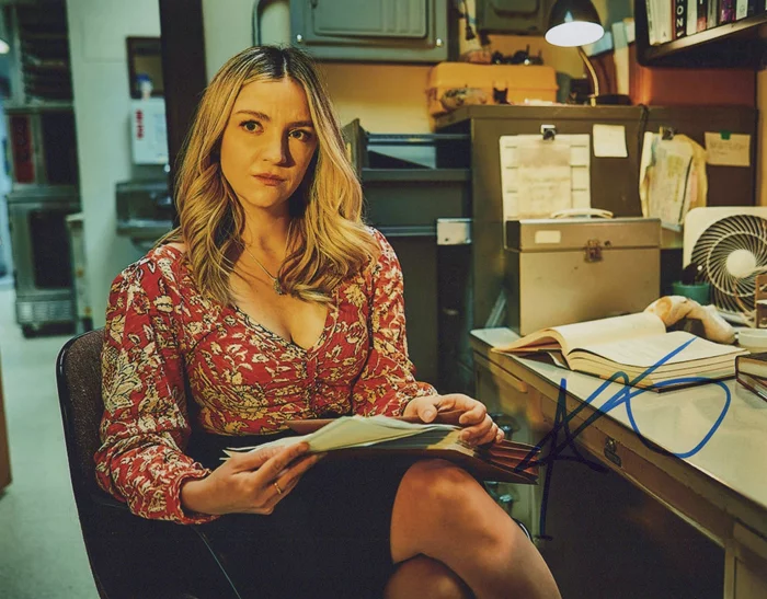 Abby Elliott autograph