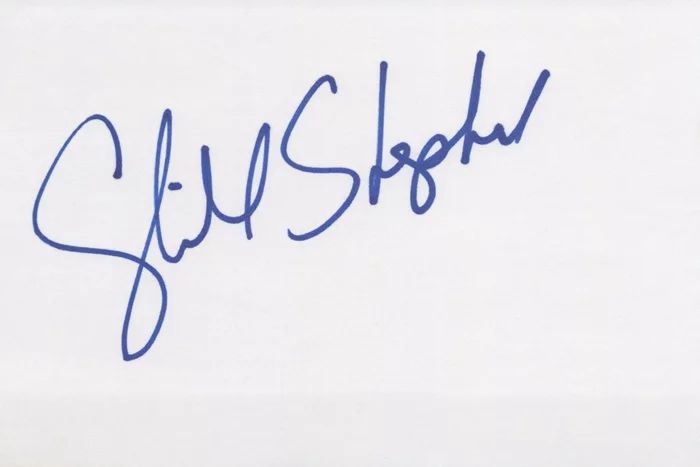 Cybill Shepherd autograph