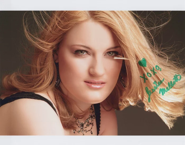Jessica Mellott autograph