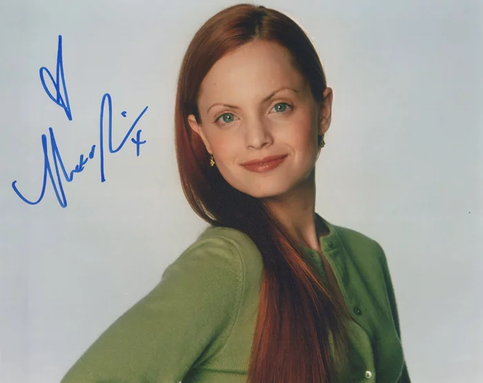 Mena Suvari autograph