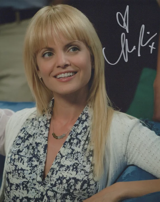 Mena Suvari autograph