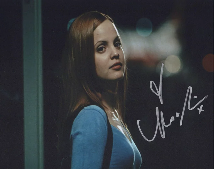 Mena Suvari autograph