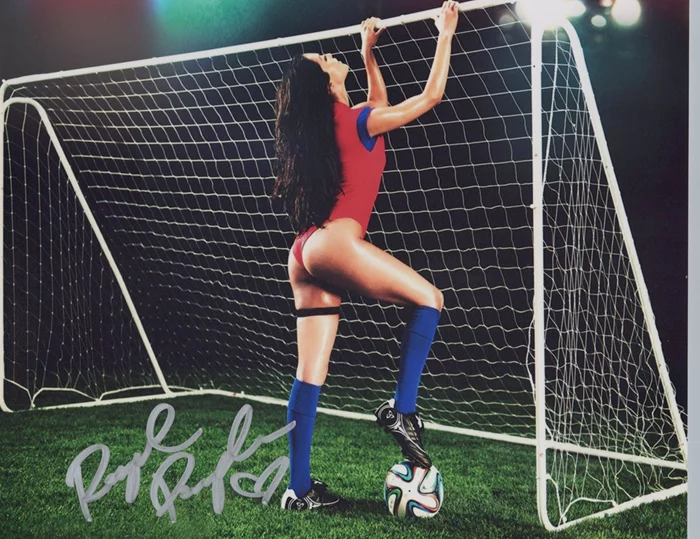 Raquel Pomplun autograph