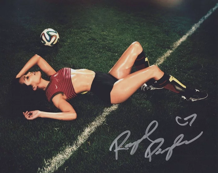 Raquel Pomplun autograph