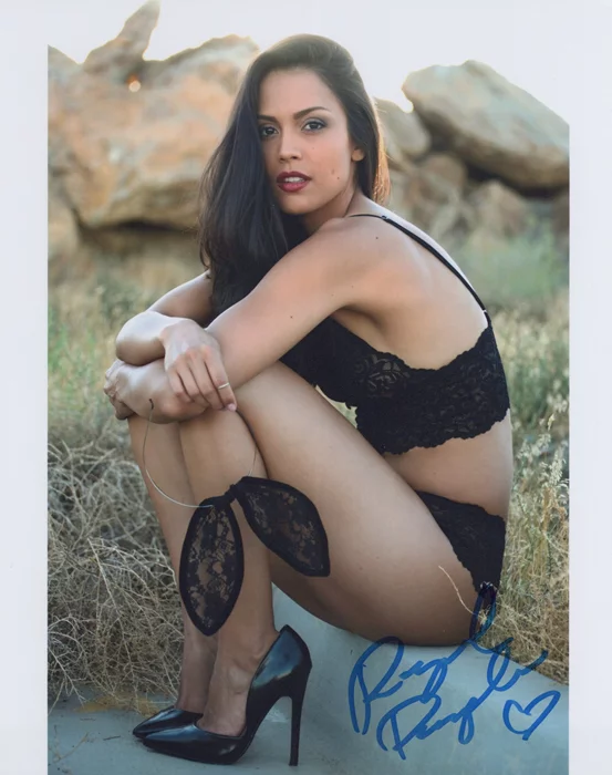 Raquel Pomplun autograph